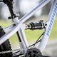 Das Herzstück ist der RockShox Monarch Dämpfer, der speziell abgestimmt wurde und am Eingelenker 90 mm Federweg liefert.