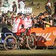 Team Specialized kann zufrieden sein - Platz 1 und 5 für die jungen Wilden Gwin und Brosnan auf ihren Enduro-Bikes mit DH Federgabel.