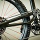 Das Bike setzt auf einen High-Pivot Hinterbau, der 135 mm Federweg am Heck bereitstellen soll.