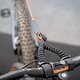 Der elastische Adapter wird am Lenker befestigt und ist dank Karabiner für alle Abschleppseile geeignet, die auf eine Schlaufe setzen.