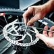Ungewöhnlich: Die Speichen der Brembo-Bremsscheibe sind prograd angeordnet.