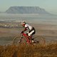 Songo Fipaza erklimmt einen Hügel unterwegs - Greg Beadle/Cape Epic/SPORTZPICS
