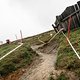 Nach dem anfänglichen Offcamber-Spaß geht es für eine Weile zurück auf die bekannte Bikepark-Strecke.