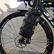 Apidura Fork Pack 4,5l an Blackburn Outpost Cargo Cage