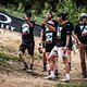Das Norco-Team ist in Gedenken an ihren ziemlich hart gestürzten Teamkollegen geschlossen in Lucas Cruz-Shirts unterwegs.