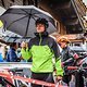 Der Regen setzt passend zum Start leicht ein, doch echte Mountainbiker schreckt das wenig