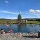 Mit einem Bad in der nicht ganz so geheimen „Secret Lagoon“, einem aus einer natürlichen heißen Quelle gespeisten Pool, machen wir unser „Island mit allem“ komplett.
