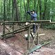 Tom beim Bauen des Holz-Roadgaps auf der „Jumpline“.