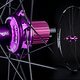 Der neue Sun Ringlé Düroc SD37 Pro LE-Laufradsatz kommt mit in speziellem Violett eloxierten Super Bubba-Naben