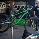 Das Hope HB916 ist an sich bereits ein schönes Bike. Die auffällige grüne Lackierung hat es uns aber vollends angetan.