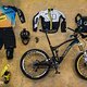 Das Tages-Equipment: Enduro-Bike [26 Zoll, 160 mm], vollbeladener Rucksack, Klick-Schuhe, Sportsocken, Enduro-Full-Face-Helm, Sonnenbrille, Regenjacke, Race-Kombi,