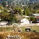 Brandon Semenuk dreht einen Backflip Tailwhip an..