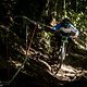 Der deutsche Juniorenfahrer Florian Werres hackt durchs Dschungel-Dickicht