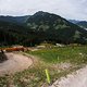 Im oberen Teil nutzt die Strecke immer wieder Teile der Bikepark-Lines, unterbrochen von Wiesensegmenten.