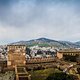 Die Alhambra ist das Wahrzeichen von Granada am Fuße der Sierra Nevada