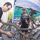 John Smit bekommt sein Laufrad repariert