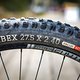 Die Laufräder bestehen aus Stan&#039;s No Tubes ZRT Flow MK3-Felgen, auf denen Onza Ibex-Reifen montiert sind, und …