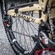 Geschaltet wird mit einem SRAM X01 DH-Antrieb, den ihr aktuell in unserem Downhill-Tippspiel gewinnen könnt …