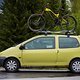So etwas sieht man wohl nur in Slowenien. Ein rostiger Renault Twingo mit einem wohl doppelt so teurem Mondraker Summum auf dem Dach
