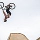 Sam Pilgrim flippt die Spine im Skate-Bereich.