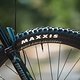 Die hauseigenen Laufräder sind mit Maxxis Assegai Reifen bestückt.