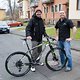 Andreas hält das neue Bike zum ersten Mal in den Händen - was soll man da schon tun außer zu strahlen