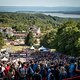 Zuschauer so weit das Auge reicht und im Hintergrund die wunderbare Landschaft Quebecs