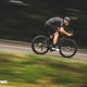 Eine windschnittige Fahrposition, weniger Wiegetritt und die grundsätzlich eher längeren Touren sorgen häufiger für Po-Schmerzen auf dem Rennrad.