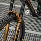 Als Federgabel ist eine farblich perfekt abgestimmte Rockshox ZEB Ultimate mit 170 mm Federweg verbaut