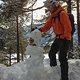 Harald Phillip baut einen Schneemann