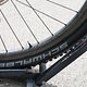 Letztes Jahr noch auf AX-Lightness Felgen unterwegs, hält dieses Jahr eine Bike-Ahead Felge den Reifen auf Spur.