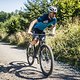 Ein schmerzender Hintern kommt beim Mountainbiken durch die aktivere Fahrweise und das häufige Aufstehen etwas seltener vor.
