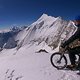 Sandro auf einer Schneewechte mit Weißhorn im Hintergrund.