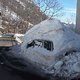 Eingeschneites Auto in höheren Lagen des Onsernone Tals