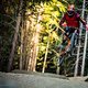 In der Luft macht sich das vergleichsweise hohe Gewicht des Bikes etwas bemerkbar.