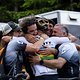 Nino Schurter und sein Team liegen sich nach dem lang ersehnten 34. Weltcuperfolg in den Armen.