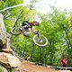 Logan Bingelli huckt ins Flat