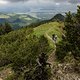 Fein schlängelt sich der Pfad unterhalb der Hochplatte entlang, immer mit dem Chiemsee im Rücken und der Kampenwand am linken Bildrand.