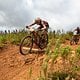 Stück für Stück konnte das schweizerisch-österreichische Duo seinen Vorsprung auf die Konkurrenz ausbauen und dabei auch ihr fahrtechnisches Können auf den nassen und rutschigen Trails ausspielen