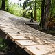 Statt einer ziemlich hakeligen Kurve hat die Strecken-Crew hier eine ziemliche massive Holz-Kurve gebaut