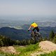 Nach einem kurzen Gegenanstieg geht es am Gleitschirmstartplatz vorbei mit grandiosem Ausblick bergab