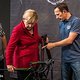 Das geringe Gewicht der Edel-Rennräder schien Merkel sichtlich zu überraschen.